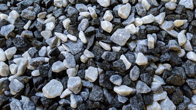 MEDIUM BAG 20MM BLACK ICE GRAVEL