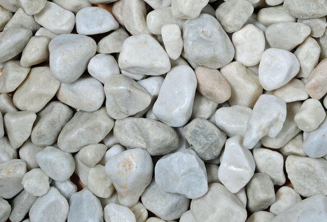 MEDIUM BAG 20-40MM WHITE PEBBLES