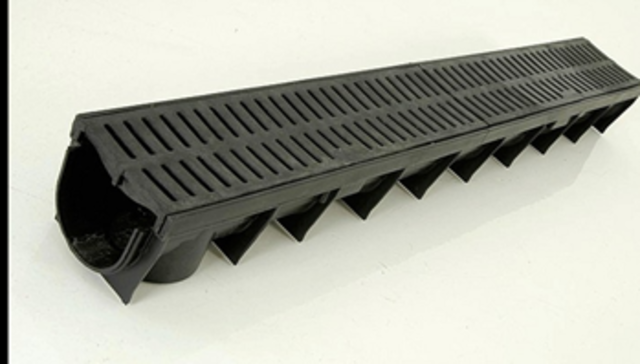 1M X 135 X 90MM  BLACK POLYCHANNEL C/W GRATE A15