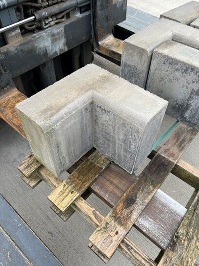 255 X 125MM BULL NOSED INTERNAL 90° CORNER KERB